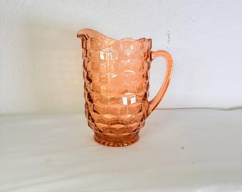 Vintage rosa Depression-glaskanna | Vattenkanna med kubmönster från 1930-talet | Rosa presskanna i pressad glas | 20 cm