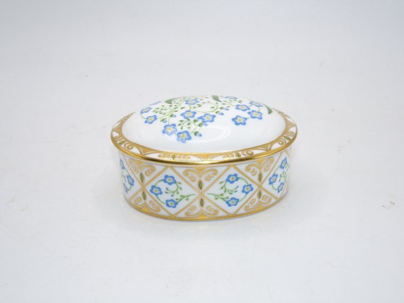 Vintage Fine Porcelain Lidded Dresser Jar by Roya… - image 3
