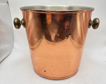 Cubitera de cobre vintage con asas de latón, pátina envejecida, artículos de bar rústicos.