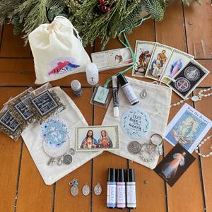Drei Tage Dunkelheit Kit | Reisegröße Altar Kit | Katholische Geschenke | Heilige Öle | Gebetskarten | Barmherzigkeit, Pater Pio, Maria