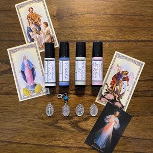 Holy Oils-cadeauset van 4 met heilige medailles en kaarten | Katholiek christelijk cadeau | Gebedskaarten | Heilige olie | Sint-Michiel en meer!