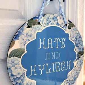 PERSONALIZED HYDRANGEA DOOR Hanger, Custom Name Door Sign, Grandmillennial Bedroom Door, Blue and White Dorm Decor, College Roommates