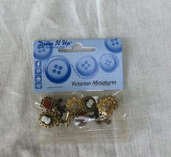 DRESS IT UP Buttons Victorian Miniatures 101 Vintage Cameos Gold