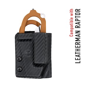Op de afbeelding: Een zwarte carbon fiber holster voor een Leatherman Raptor multitool. De holster heeft twee kleine schroeven aan de zijkant en is compatibel met de Leatherman Raptor multitool.
