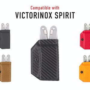 Puede incluir: Una multiherramienta se muestra en varias fundas de colores. Las fundas son negras, de fibra de carbono, rojas, marrones y naranjas. El texto "Compatible con VICTORINOX SPIRIT" está en la parte superior de la imagen.