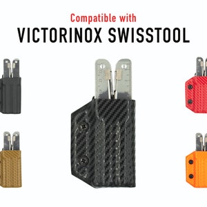 Puede incluir: Un conjunto de cinco fundas para multiherramientas en negro, marrón, rojo y naranja. Las fundas están hechas de un material texturizado y tienen un patrón de fibra de carbono. Las fundas son compatibles con la Victorinox SwissTool.