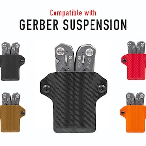 Könnte beinhalten: Ein schwarzes, rotes, orangefarbenes und braunes Multitool-Etui, kompatibel mit Gerber Suspension Multitools. Das Etui besteht aus einem Carbonfasermaterial und hat eine strukturierte Oberfläche. Das Etui hat eine Schraube an der Seite.