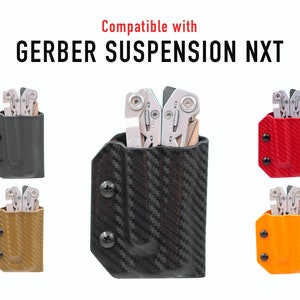 Op de afbeelding: Een set van vier veelkleurige holsters voor een Gerber Suspension NXT multitool. De holsters zijn gemaakt van een getextureerd materiaal en hebben twee zwarte schroeven aan de zijkant. De holsters zijn verkrijgbaar in zwart, rood, bruin en oranje.