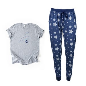 Conjunto de pijama con estampado de la constelación de Leo: Leo, signo zodiacal, luna, astrología, celestial, estrellas, carta natal, signo del zodíaco, conjunto de pijama, pijama