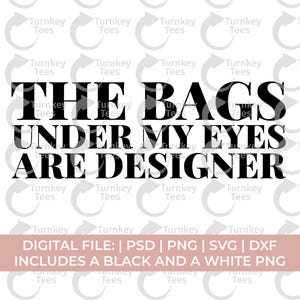 Op de afbeelding: Een digitaal bestand met de tekst "THE BAGS UNDER MY EYES ARE DESIGNER" in dikke zwarte letters. Het ontwerp bevat PSD-, PNG-, SVG- en DXF-formaten, inclusief een zwarte en witte PNG-optie.