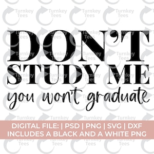 Könnte beinhalten: Schwarz-weißes digitales Design mit dem Text "DON'T STUDY ME you won't graduate". Das Design beinhaltet die Dateiformate PSD, PNG, SVG und DXF, mit Schwarz-Weiß-PNG-Optionen.