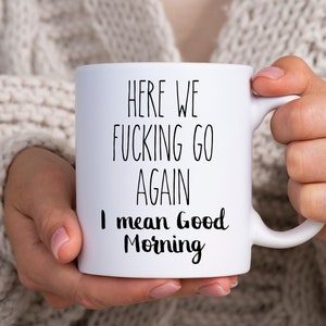 Hier gaan we verdomme weer, ik bedoel goedemorgen, propcadeau, grappige mok, volwassen humor, sarcastisch cadeau, sarcasme