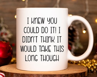 Taza de graduación divertida, regalo de graduación para él o ella, mejor amigo graduado, regalo de graduación universitaria, taza universitaria, regalo de graduación pandémica