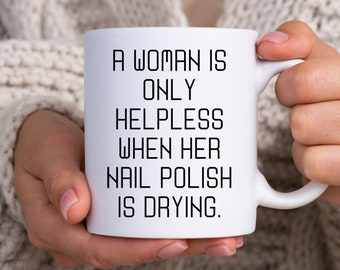 Grappige feministische cadeaumokken voor vrouwen Een vrouw is alleen hulpeloos als haar nagellak droogt