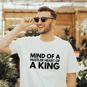 Mind of a Hustler, Heart of a King - Camiseta motivacional para hombres para empresarios urbanos y moda callejera