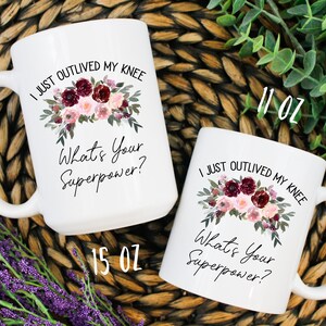 Pu&ograve; includere: Due tazze in ceramica bianca con un design floreale e il testo "Ho appena superato il mio ginocchio. Qual &egrave; il tuo superpotere?" Una tazza &egrave; da 11 once e l'altra da 15 once.