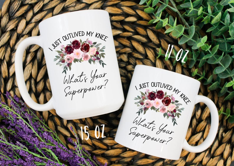 Pu&ograve; includere: Due tazze in ceramica bianca con un design floreale e il testo "Ho appena superato il mio ginocchio. Qual &egrave; il tuo superpotere?" Una tazza &egrave; da 11 once e l'altra da 15 once.
