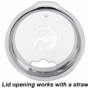 Puede incluir: Tapa de pl&aacute;stico transparente con una abertura para pajita y un logotipo blanco que dice "Polar Camel" con un camello y monta&ntilde;as dentro del logotipo.