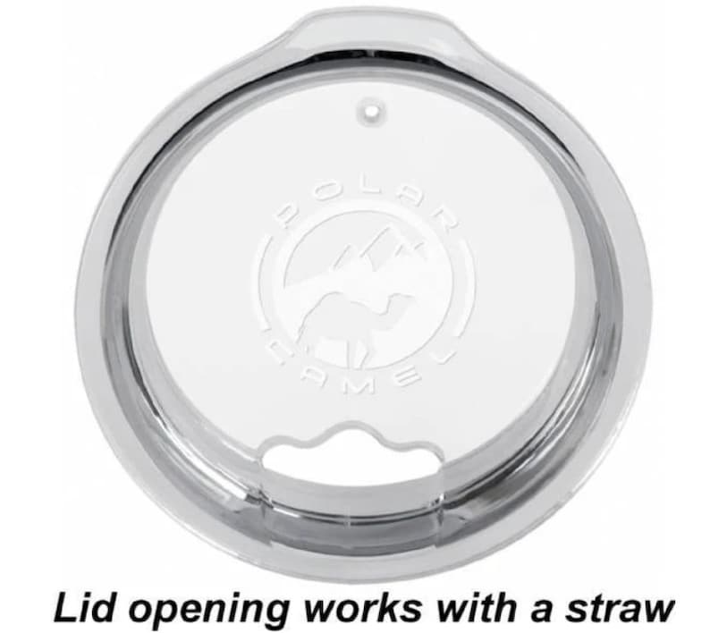 Puede incluir: Tapa de pl&aacute;stico transparente con una abertura para pajita y un logotipo blanco que dice "Polar Camel" con un camello y monta&ntilde;as dentro del logotipo.