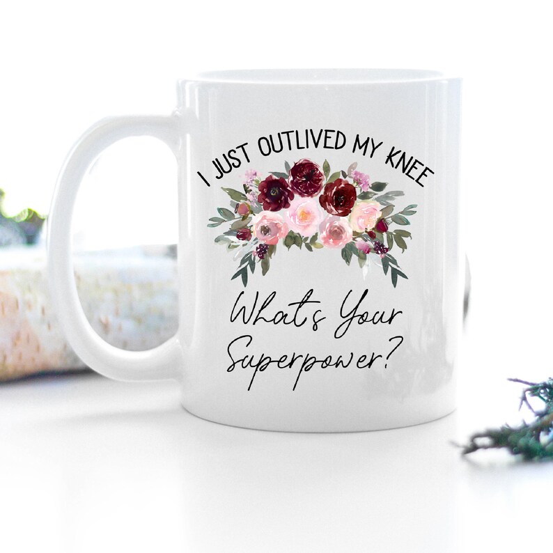 Pu&ograve; includere: Tazza da caff&egrave; in ceramica bianca con un motivo floreale e il testo "Ho appena superato il mio ginocchio. Qual &egrave; il tuo superpotere?"