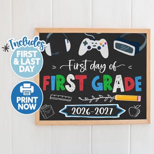 Może przedstawiać: Prostokątna tablica kredowa w jasnej drewnianej ramie z napisem First day of FIRST GRADE oraz 2026-2027. Grafiki przedstawiają zestaw słuchawkowy, kontroler, gogle VR, linijkę, książkę, ołówek i jabłko. Dwie niebieskie okrągłe odznaki zawierają napisy Includes FIRST & LAST DAY oraz PRINT NOW.