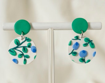 Aretes de arcilla de polímero arándanos, pendientes florales