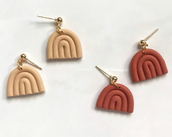 Pendientes de arco de arcilla de polímero, pendientes boho, pendientes hechos a mano, mini arco iris, pendientes colgantes, regalo para ella