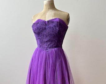 Vintage 1950s Purple Strapless Prom Dress | Sweetheart Bust | Purple Tulle Dress