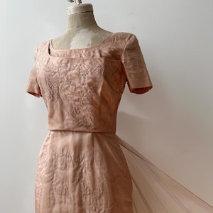 Vintage jaren 1950 zijden chiffon applicatiejurk met sleep