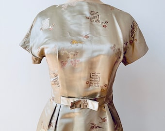 Vintage 50er Jahre Beige Satin Brokat Cocktail Kleid | Asiatischer Druck