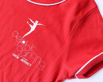 jaren 1970 Cherry Red aerobics dansen New Jersey Ringer T-shirt | Maat XS/klein