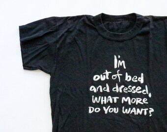 jaren 1990 snarky ' uit bed en gekleed ' grafische T-shirt | Maat medium