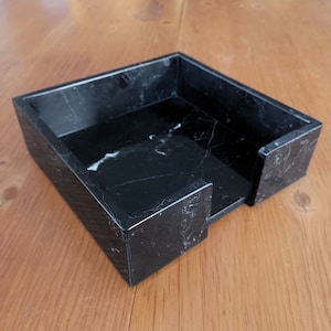Cocktail-Serviettenhalter aus elegantem Nero Marquina Marmor - Stilvoller, unterhaltsamer Begleiter für flache Servietten - Handgefertigter Halter für die Bewirtung von Gästen