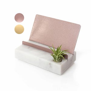 Visitekaarthouder met luchtplant – marmeren bureaudecor voor vrouwen, minimalistisch kantoorcadeau, natuursteen kantooraccessoire