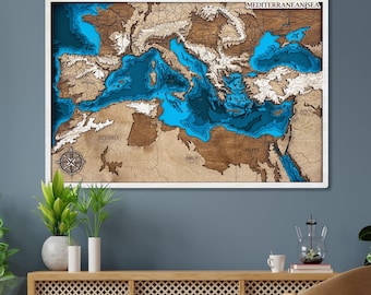 Könnte beinhalten: Eine gerahmte Holzkarte des Mittelmeers mit detaillierten Relief- und Tiefenkonturen. Die Karte verwendet Braun-, Weiß- und Blautöne, um Land und Wasser darzustellen. Der Text "MEDITERRANEAN SEA" befindet sich oben.