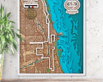Puede incluir: Un expositor de mapa 3D de madera con una ruta de maratón en Chicago, con el texto Grace Swift, Bib #72501, Finished Time: 4:23:30 y 26.2. El expositor incluye un soporte circular para medallas y un marco blanco sobre un plano marrón.