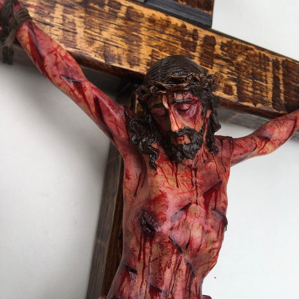 Crucifijo realista Cristo herido para meditación, madera marrón, cruz de pared, regalo católico, crucifijo sangriento, crucifijo de pasión, 19,68 pulgadas