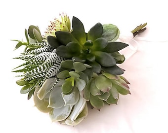 Le Bouquet de la Demoiselle d'Honneur Gaïa : bouquet de succulentes en camaïeu de verts, parure de mariage, plantes grasses