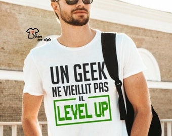 Tee shirt homme personnalisé "Un geek ne vieillit pas il level up"