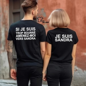 Könnte beinhalten: Zwei schwarze T-Shirts mit weißem Text. Auf einem Shirt steht "SI JE SUIS TROP BOURRÉ AMENEZ-MOI VERS SANDRA" und auf dem anderen "JE SUIS SANDRA". Die Shirts werden von einem Paar getragen.