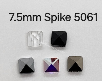 Può includere: Cinque strass quadrati di cristallo da 7,5 mm in diversi colori. Gli strass sono trasparenti, neri, grigi, viola e marroni.