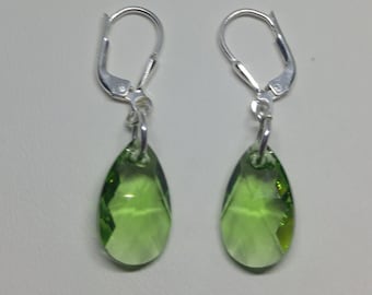 Boucles d'oreilles pendantes en argent sterling avec cristaux Swarovski et péridot poire ; Fermeture à levier ou fil d'oreille ; Pierre de naissance d'août ; Vert clair