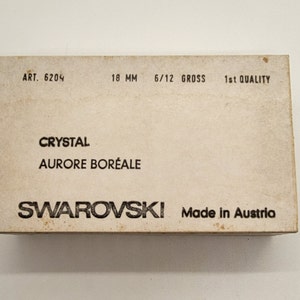 以下が含まれることがあります： 「ART. 6204 18 MM 6/12 GROSS 1st QUALITY CRYSTAL AURORE BOR&Eacute;ALE SWAROVSKI Made in Austria」と黒文字で書かれた白い箱。