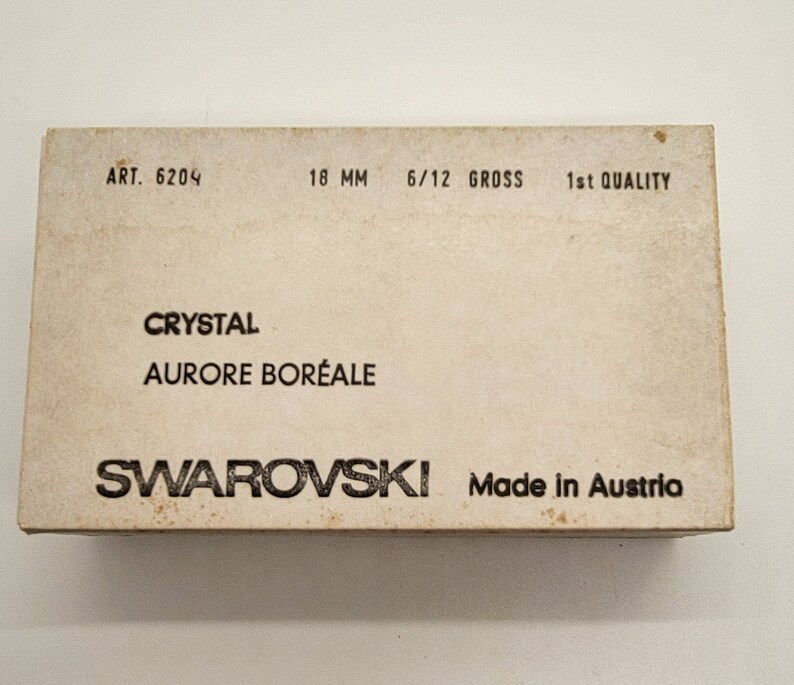以下が含まれることがあります： 「ART. 6204 18 MM 6/12 GROSS 1st QUALITY CRYSTAL AURORE BOR&Eacute;ALE SWAROVSKI Made in Austria」と黒文字で書かれた白い箱。