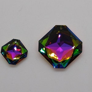 Puede incluir: Dos prismas de cristal octogonales iridiscentes con un agujero en la parte superior para colgar. El prisma m&aacute;s grande es de color morado oscuro con acentos verdes y dorados. El prisma m&aacute;s peque&ntilde;o es de color morado m&aacute;s claro con acentos rosados y naranjas.