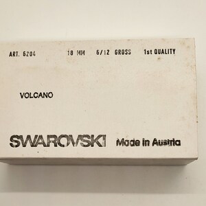 以下が含まれることがあります： 「ART. 6204」、「18 MM」、「6/12 GROSS」、「1st QUALITY」、「VOLCANO」、「SWAROVSKI」、「Made in Austria」と黒文字で書かれた白い箱。