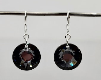 Pendientes de plata de ley con colgante de disco de sol nocturno con cristales de Swarovski; cierre de palanca o de gancho.