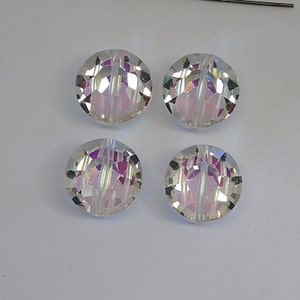 K&ouml;nnte beinhalten: Vier irisierende, klare Glasperlen mit facettiertem Design. Die Perlen haben einen Regenbogeneffekt und sind perfekt f&uuml;r die Schmuckherstellung.