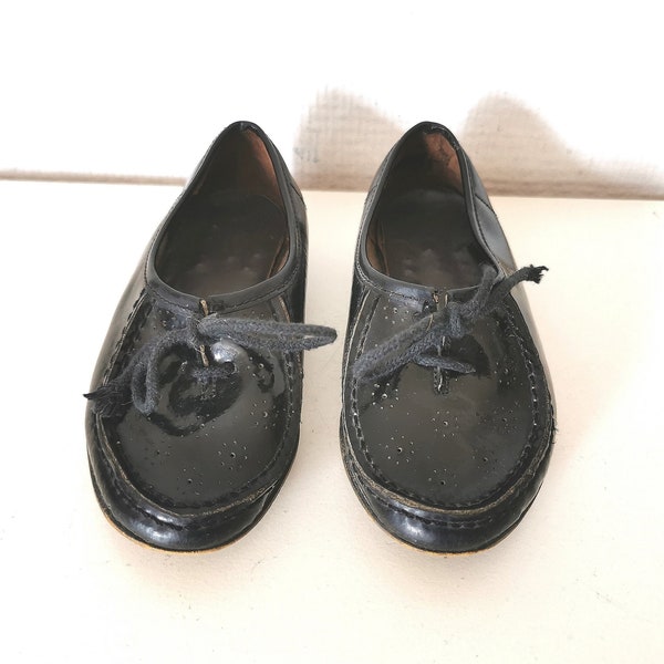 chaussures /mocassins/enfant/poupée / ancienne / cuir / vernis noir / français vintage