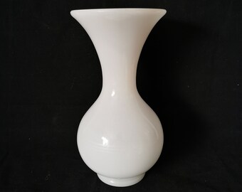 Skulpturale, weiße Opalinvase, 25 cm – Italienisches Design, 1960er Jahre – modernistische Balusterform – hochwertige, minimalistische Dekoration